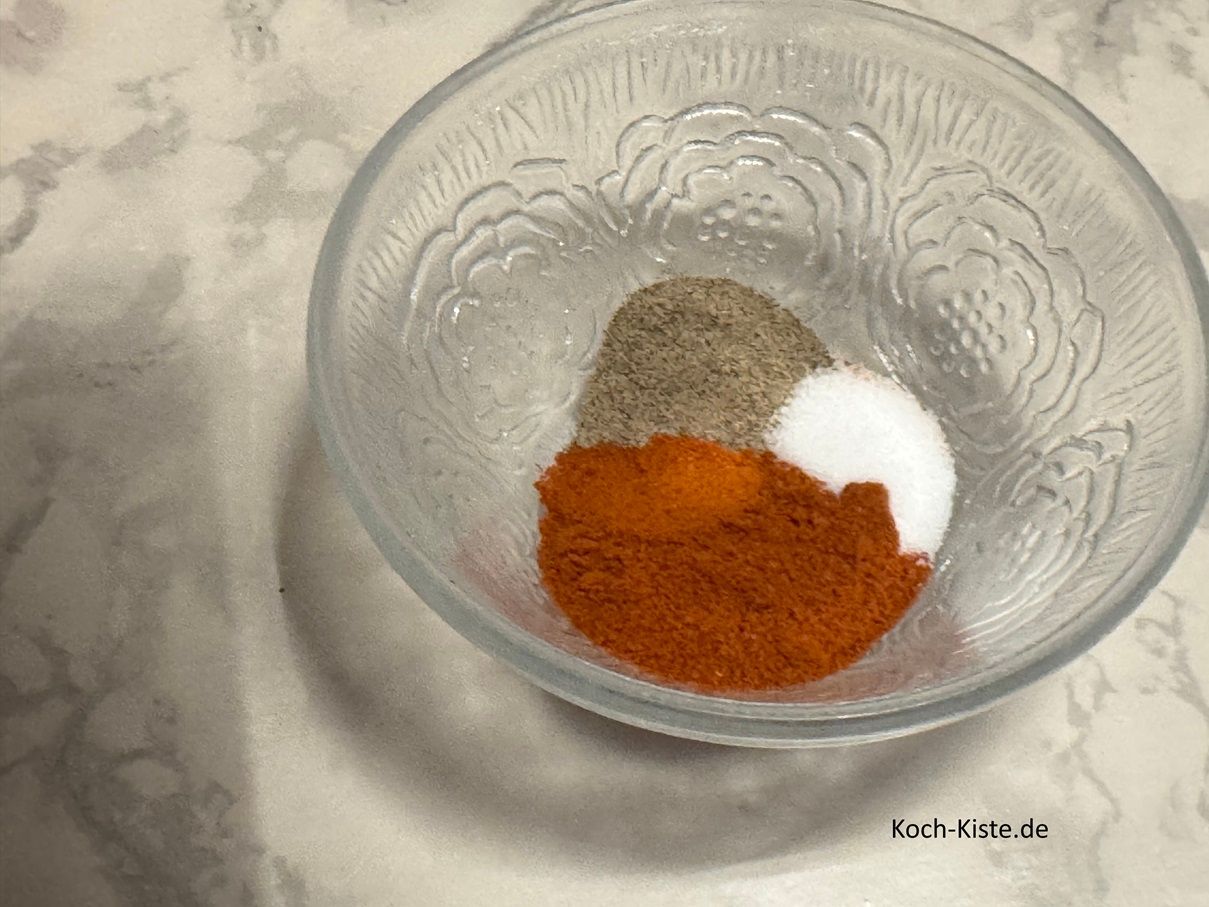 gebe 1 gestrichenen Teelöffel Pfeffer, 1/2 Teelöffel Salz und 3 Teelöffel Paprikapulver in eine kleine Schale