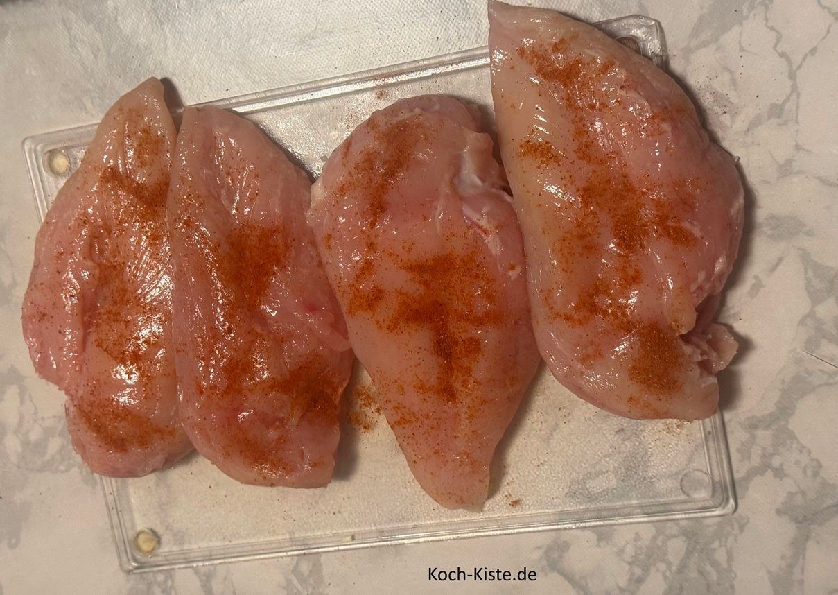 als nächstes lege die Hähnchenbrustfilets mit der Rückseite nach oben und bestreue sie mit der Gewürzmischung
