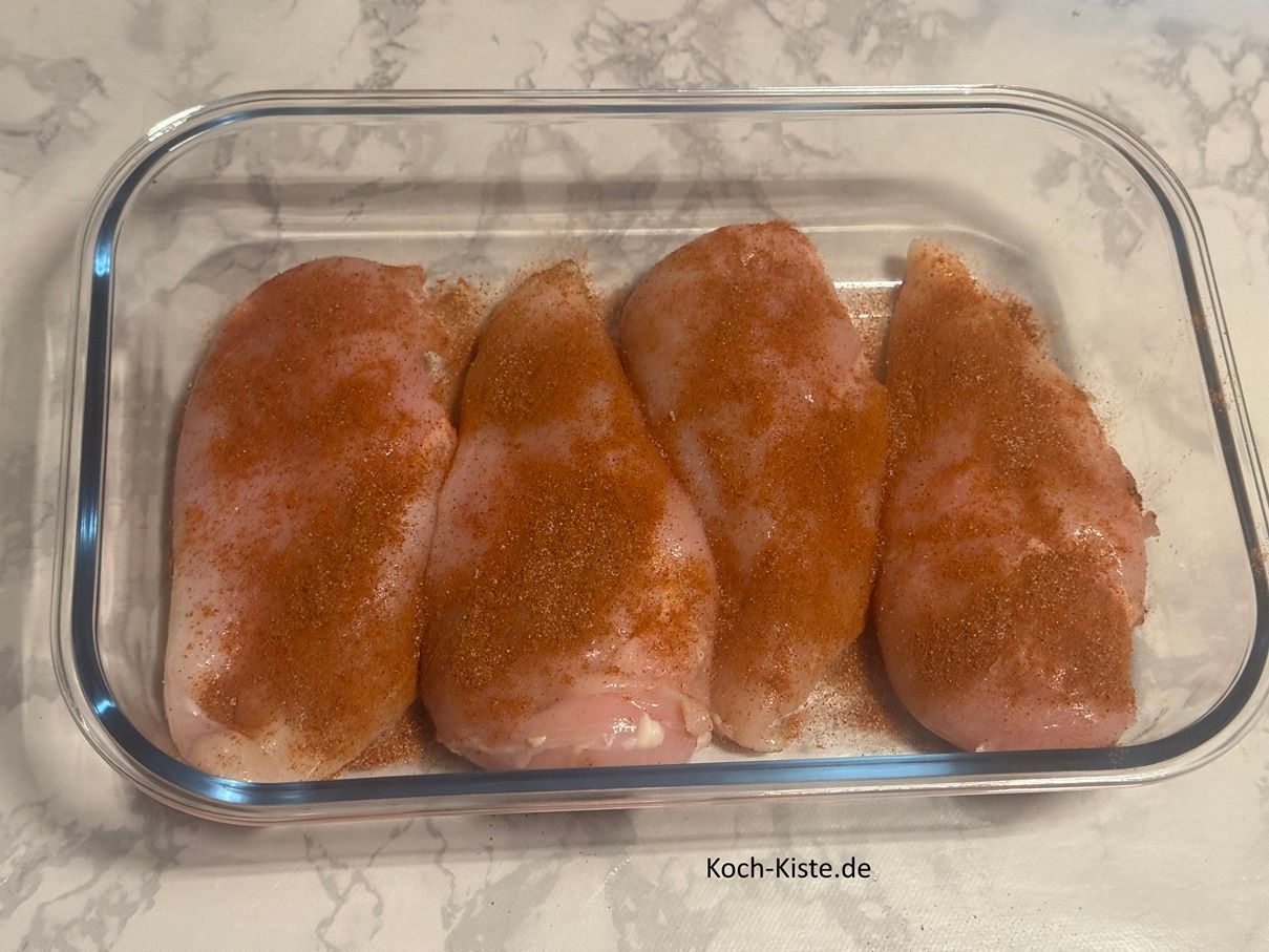 lege die Hähnchenbrustfilets mit der gewürzten Seite nach unten in eine Auflaufform und würze die obere Seite