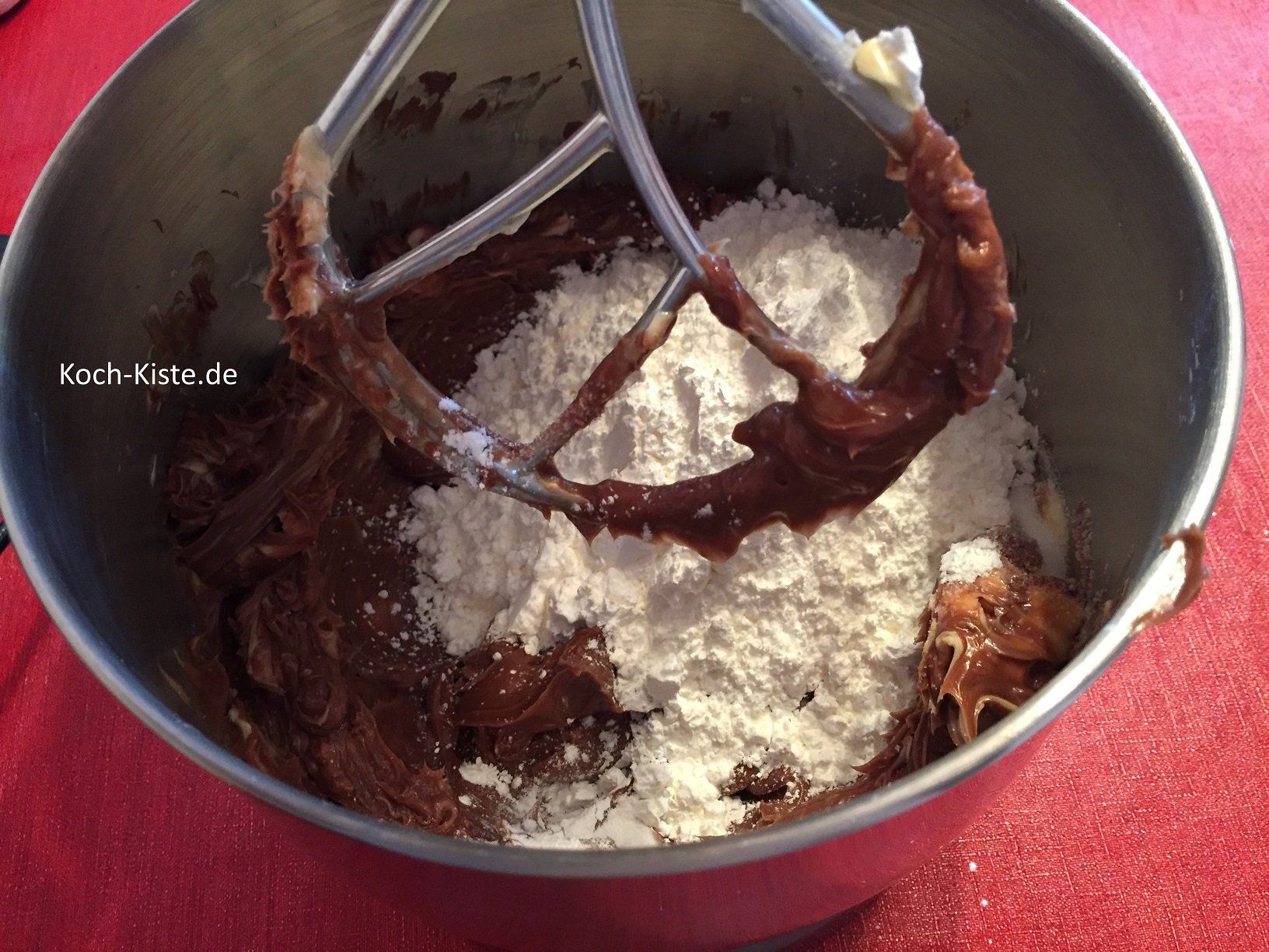 Haselnusscreme und Speisestärke in die Rührschüssel geben