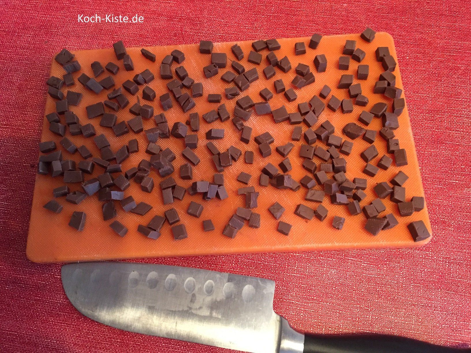 schnittfestes Nougat in sehr kleine Stücke schneiden