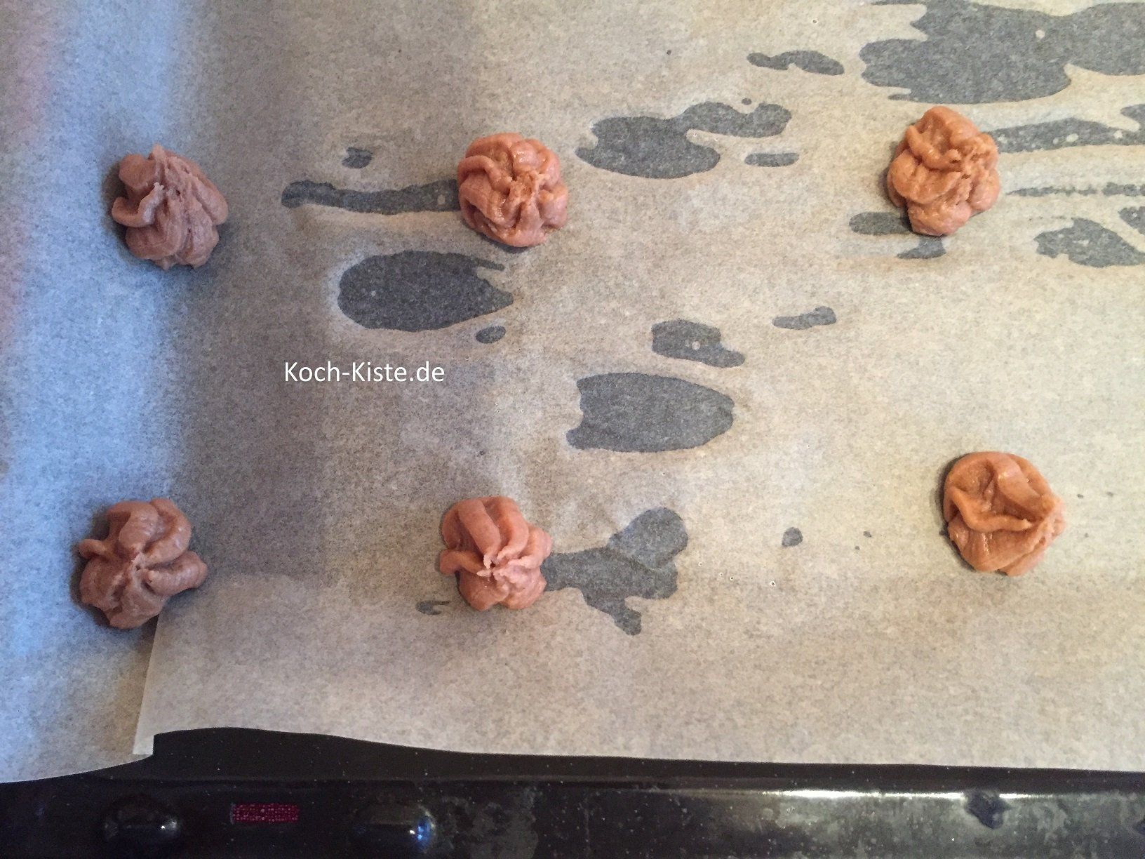 kleine Teighäufchen auf das Backblech spritzen