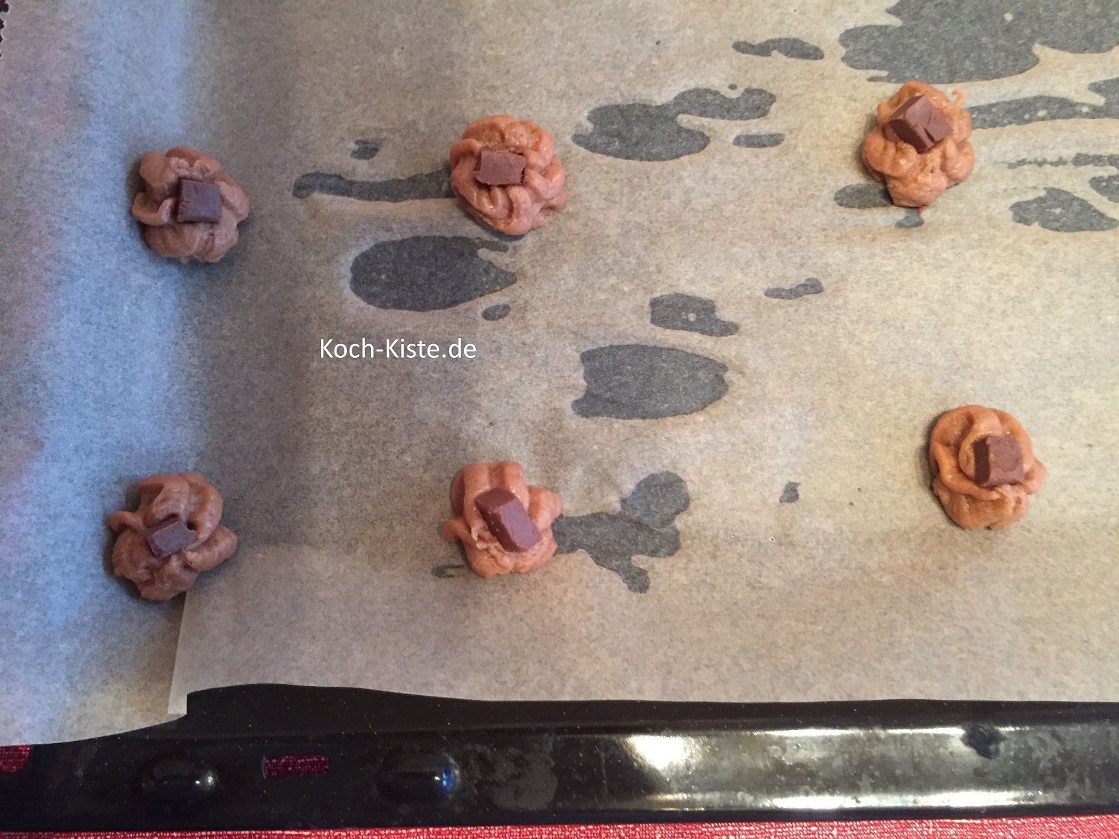 auf jedes Teighäufchen ein Nougatstück setzen