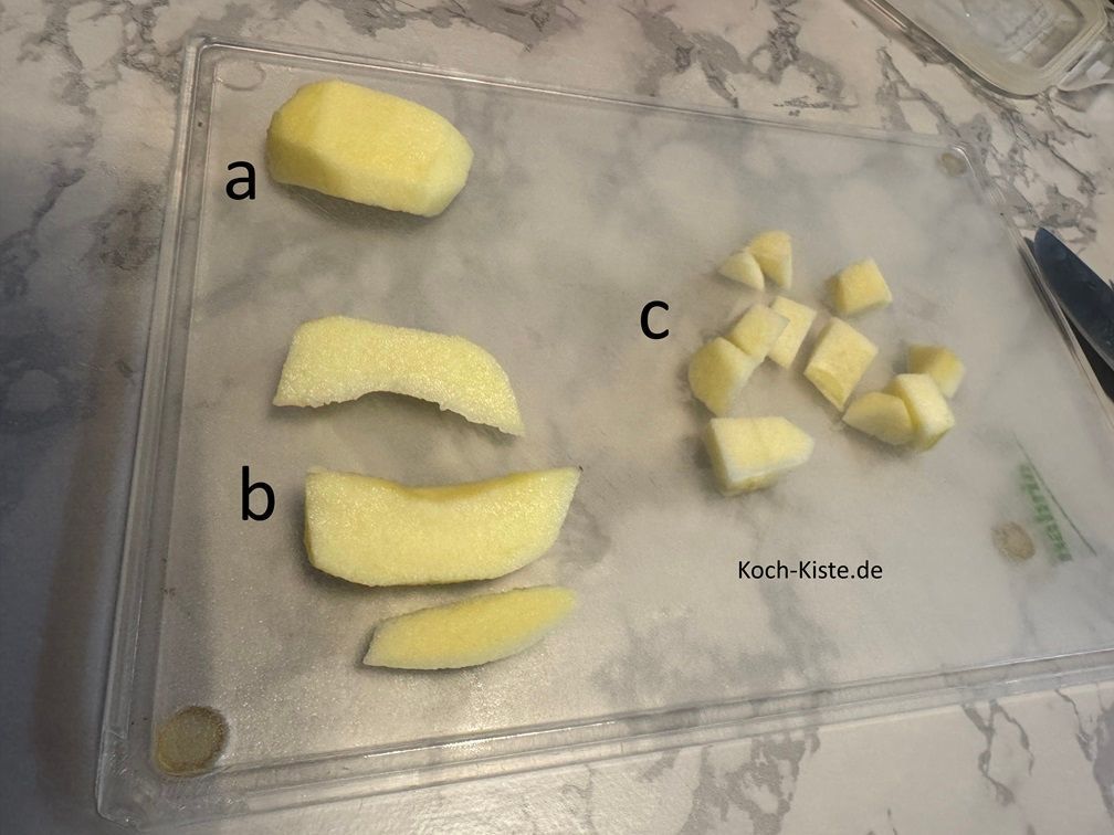 als nächstes lege ein Apfelviertel auf das Schneidebrett (a), schneide es in Streifen (b) und dann in kleine Stücke (c)