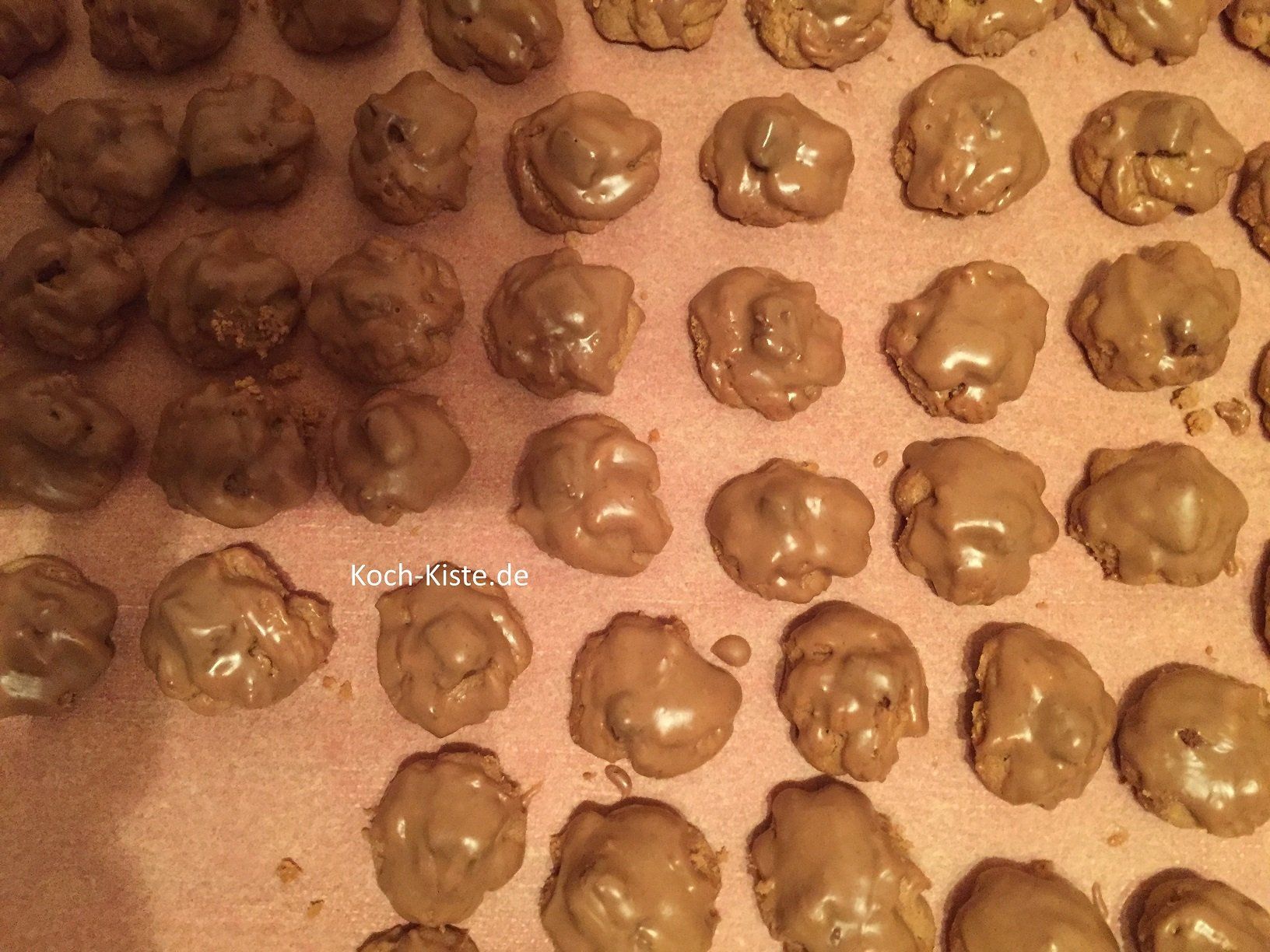 jede Noutag Bombe mit Haselnussglasur bestreichen