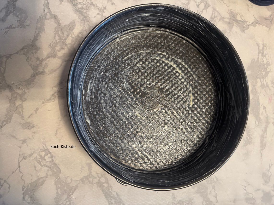 jetzt nehme Dir mit dem Stück Backpapier etwas Butter und fette die Springform großzügig ein