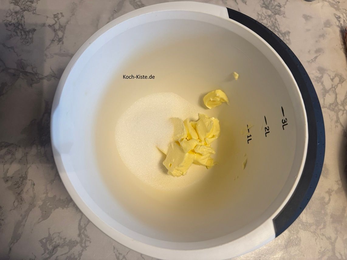 stelle die Küchenwaawiege 100 g Zucker ab, gebe 1 Prise Salz hinzu und das Ei