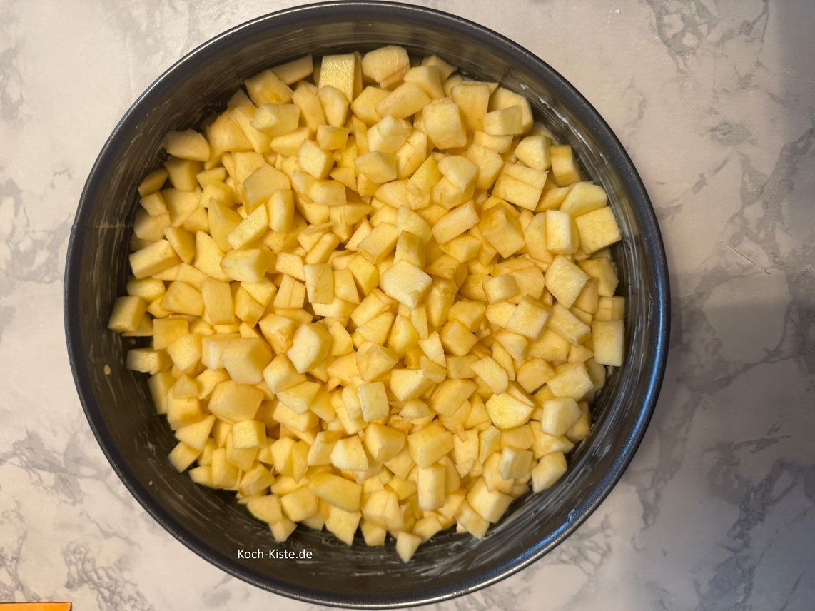 als nächstes verteile die Apfelstücke auf den Teig
