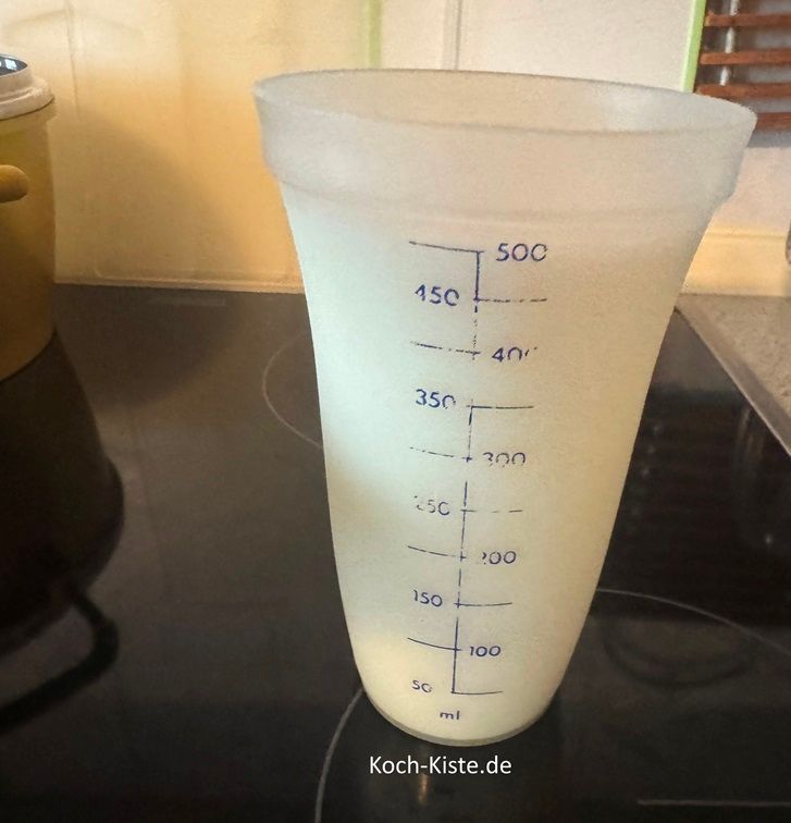 nehme Dir den Messbecher und fülle 500 Millilliter Milch hinein