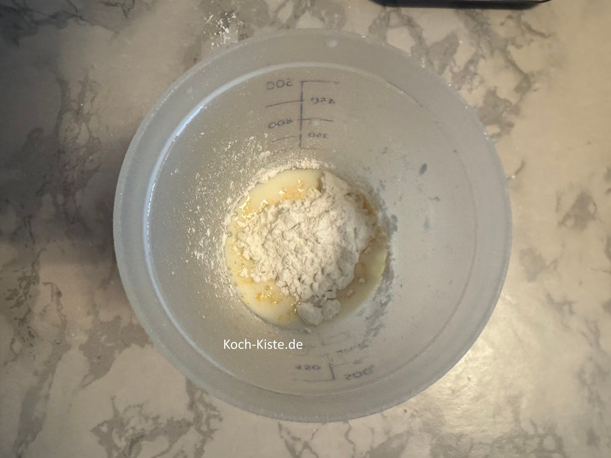 nun gibst Du 200 Milliliter Milch in den Messbecher, stellst ihn dann auf die Küchenwaage auf 0 und gibst 80 g Zucker hinein. Jetzt darf das Puddingpulver mit in den Messbecher