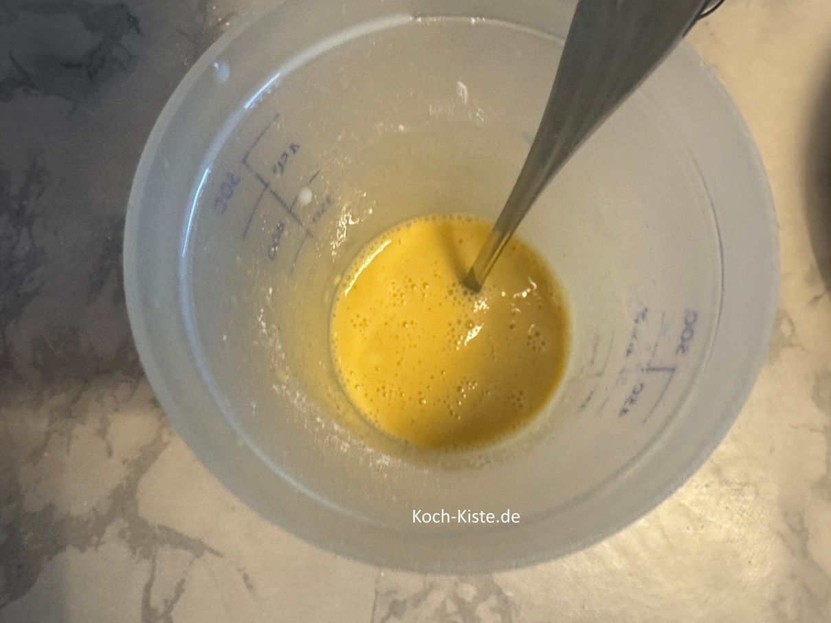 verrürhe mit einem Esslöffel alles, bis sich das Puddingpulver aufgelöst hat