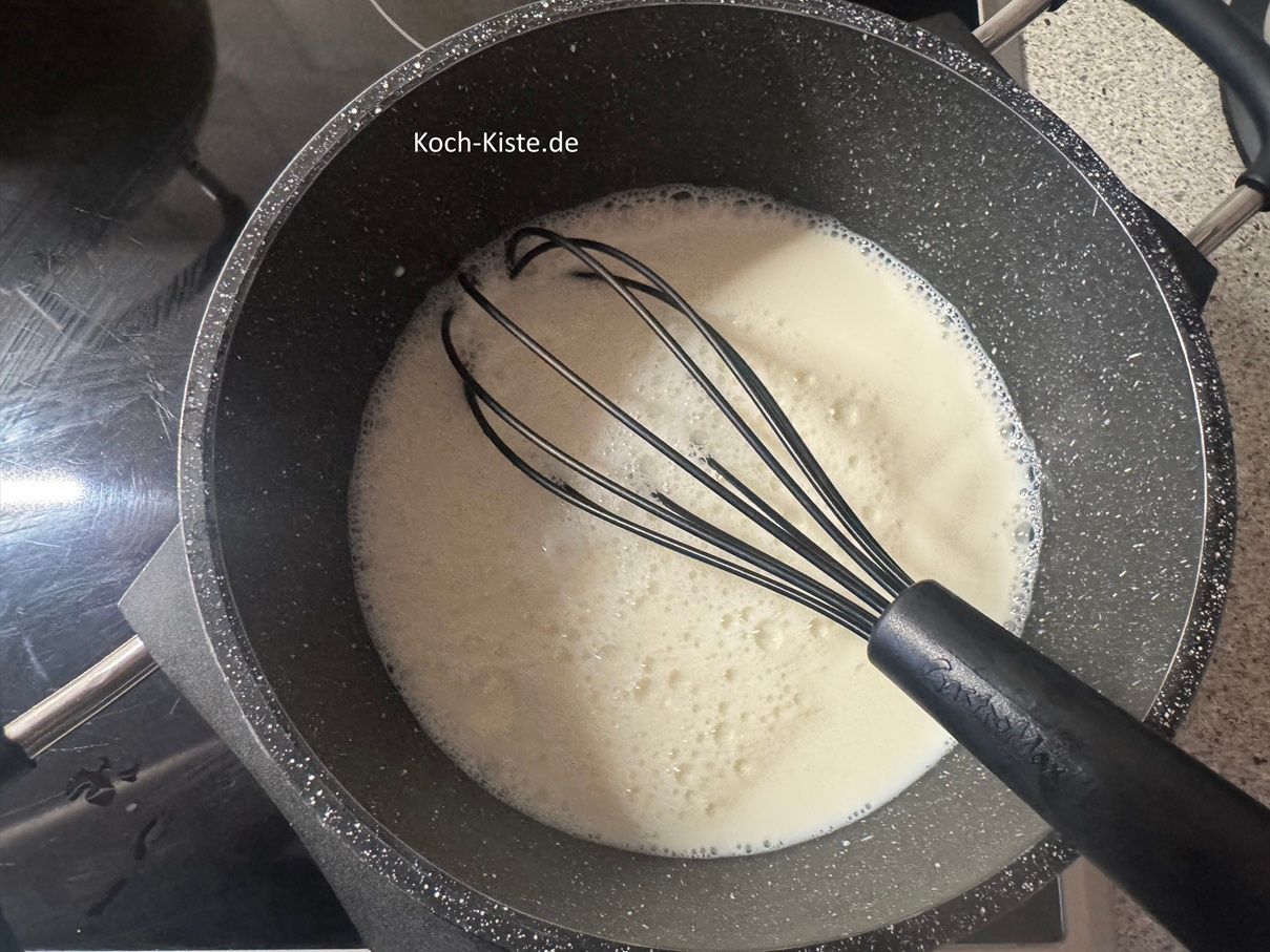 gieße die Milch in einen kleinen Topf und bringe sie zum Kochen - dabei rührst Du die Milch mit dem Schneebesen immer mal wieder um