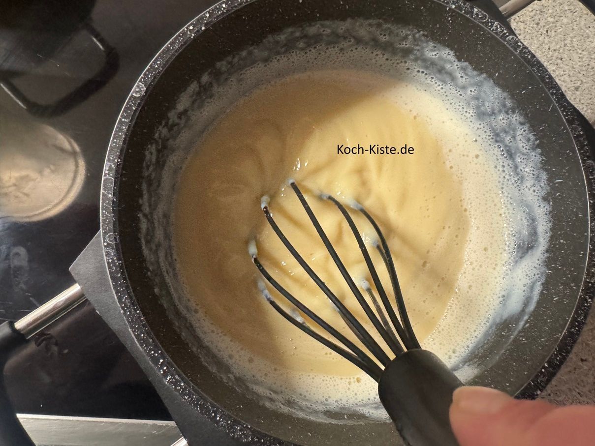 sobald die Milch anfängt zu Kochen - gieße unter ständigem Rühren das angemischte Puddingpulver in den Topf
