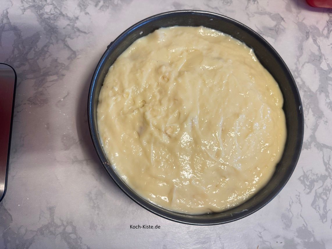 dann gebe mit einem Teiglöffel den Pudding auf die Apfelstücke / in die Springform