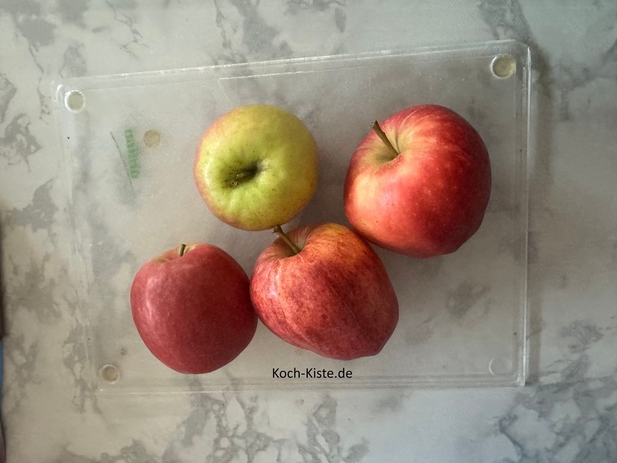 als nächstes nehme Dir 4 Äpfel - viertel sie,entferne das Kerngehäuse und schäle sie