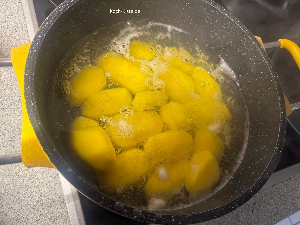 dann gebe die Kartoffeln in einen Kochtopf, bedecke sie mit Wasser und koche sie 20 Minuten gar