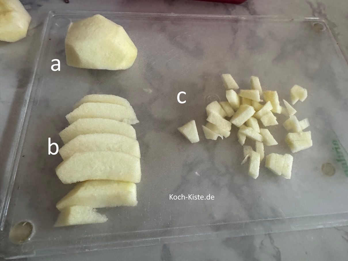 lege ein Apfelviertel auf das Schneidebrett (a) , schneide es in dünne Scheiben (b) und dann in kleine Stücke (c)