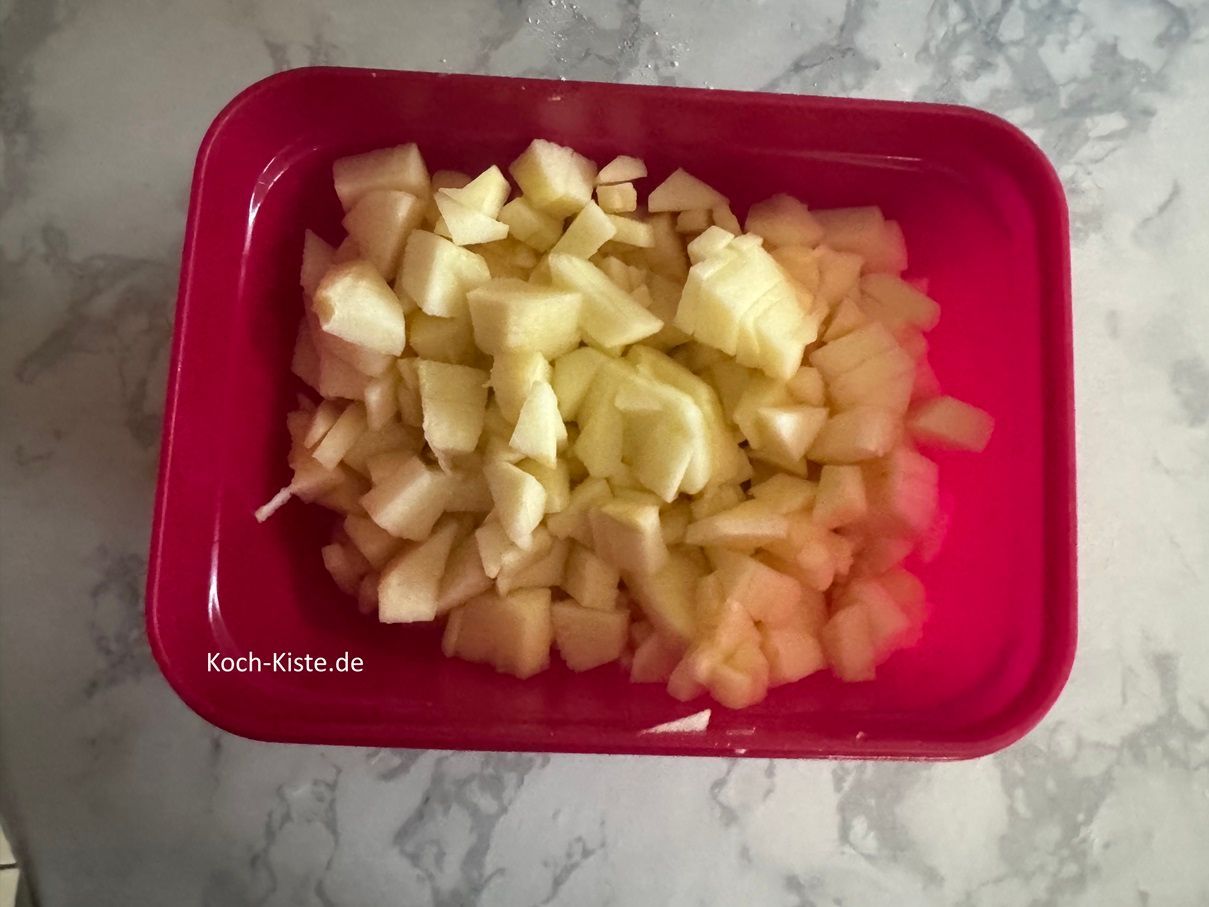 gebe die Apfelstücke in eine verschließbare Schüssel