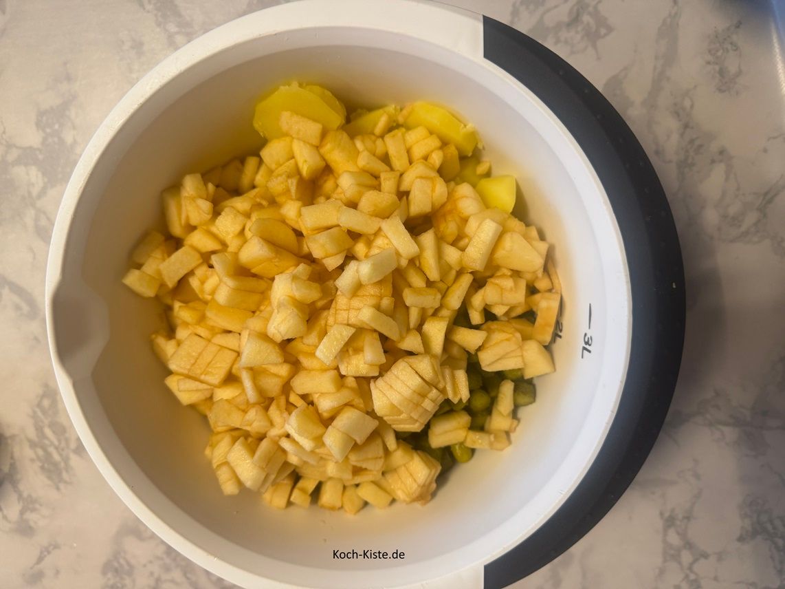und gebe die Apfelstücke dazu