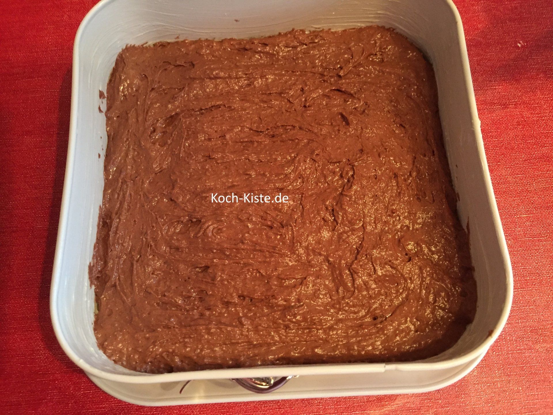 streiche den Tortenbodenteig gleichmäßig in die Springform