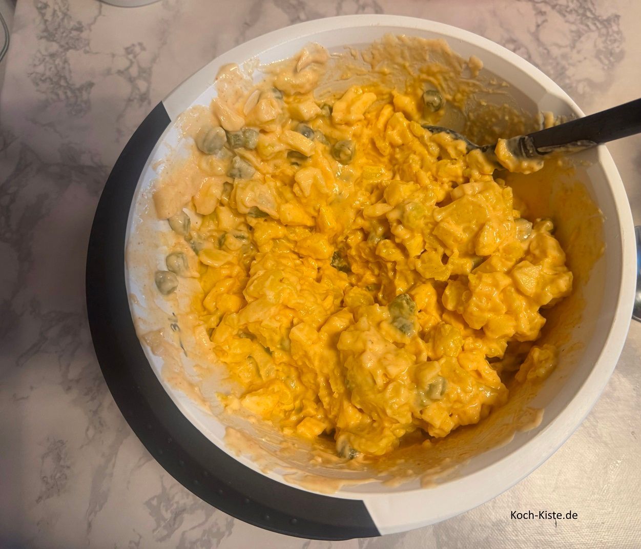 und vermenge vorsichtig alles mit einem Kochlöffel. Dann muss der Apfel Kartoffelsalat im Kühlrschrank ziehen.