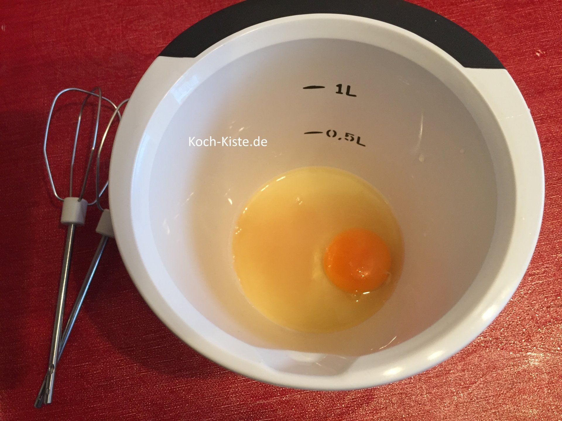 1 Ei, Zucker und Zitronensaft zu einer cremigen Masse verrühren