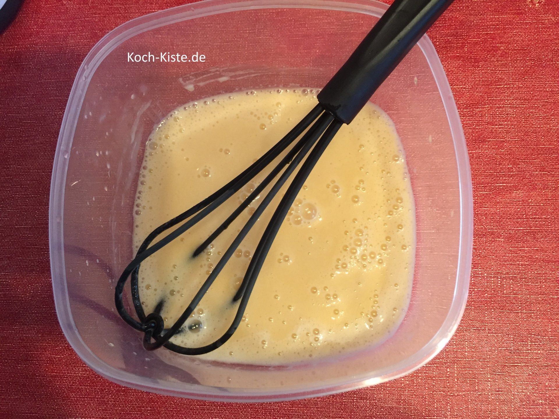 die Eimasse vorsichtig zur gelösten Gelantine gießen undvorsichtig unterrühren.