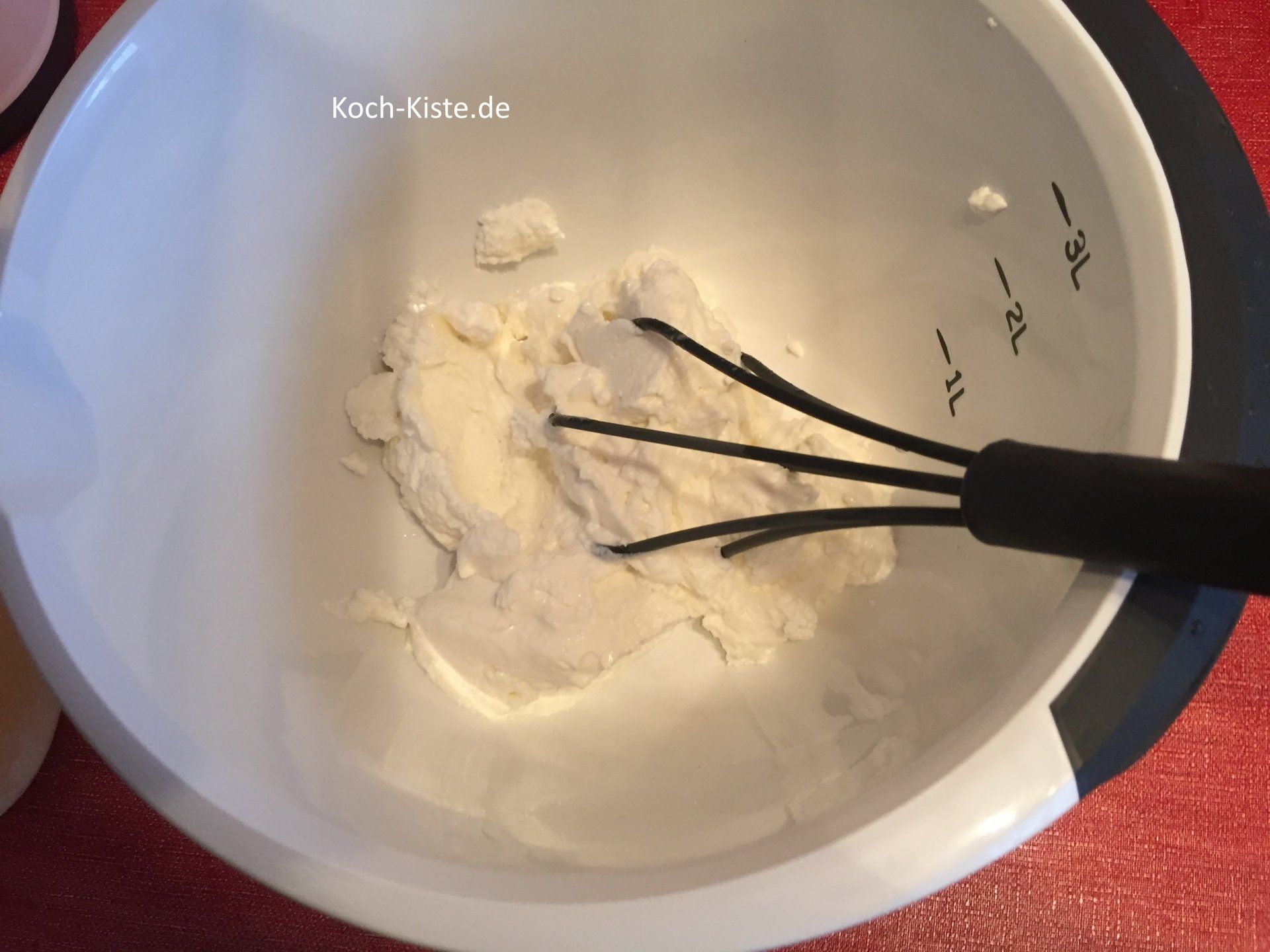 Magerquark abmessen und in eine Rürhschüssel geben
