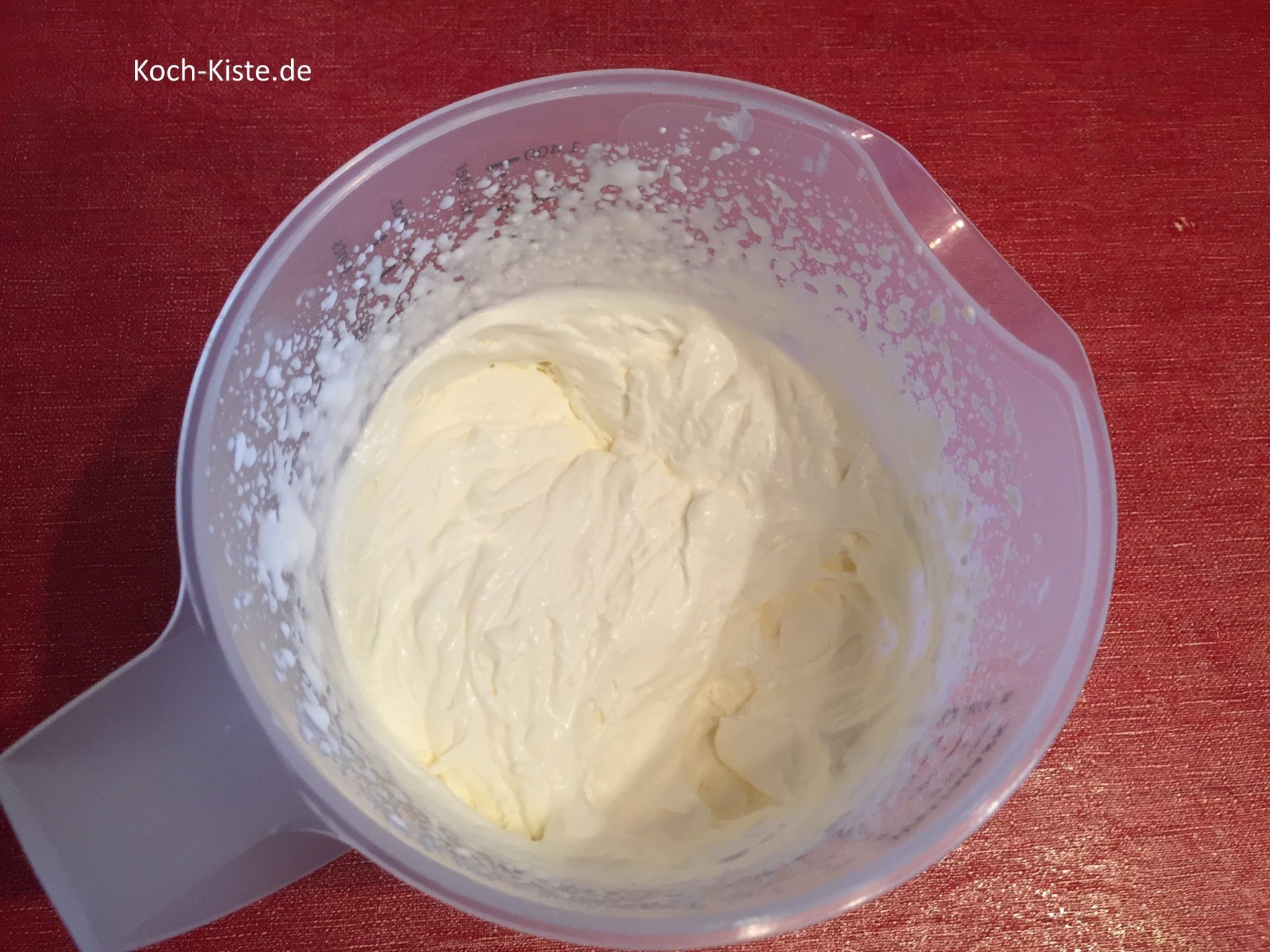 Sahne steif schlagen und den Zucker dabei einrieseln lassen und verrühren