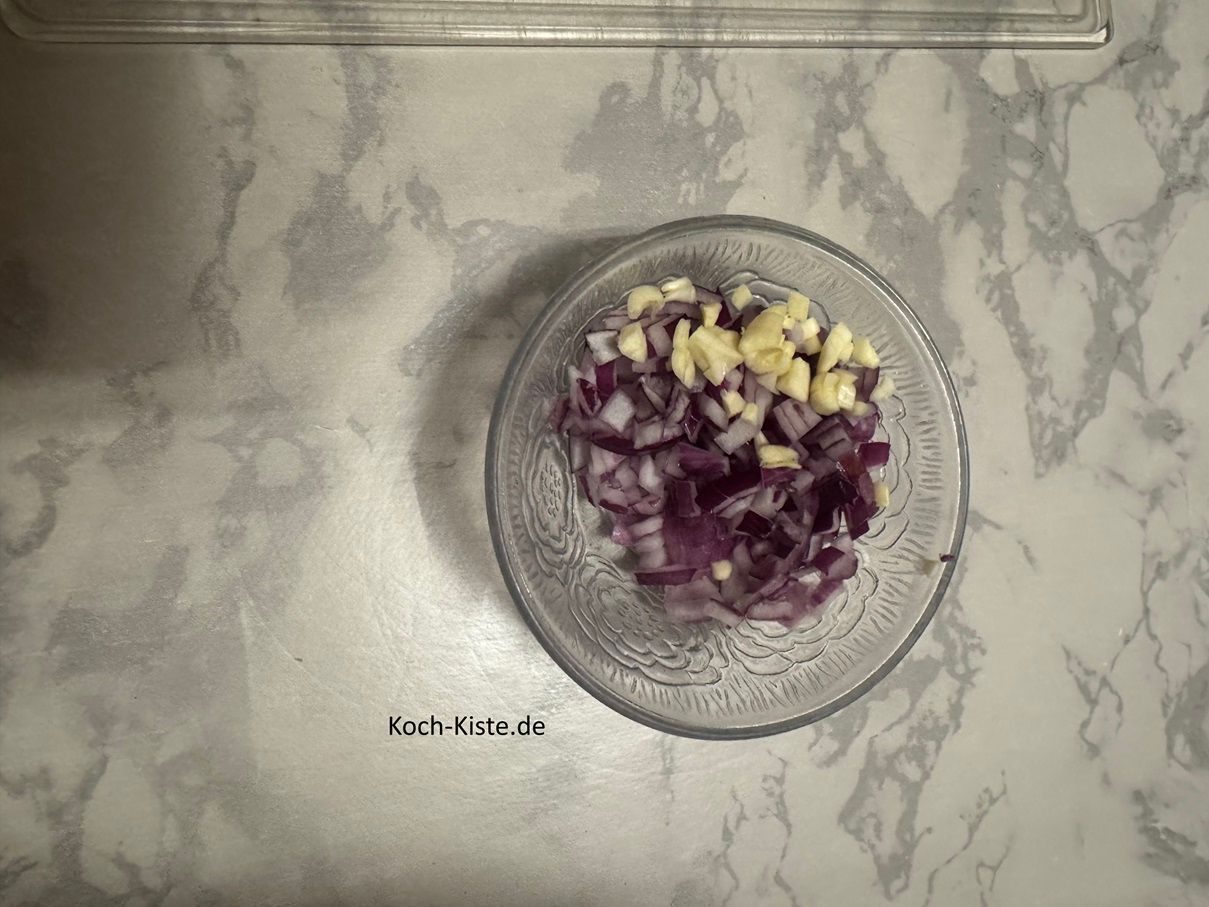 gebe die Zwiebel- und Knobistücke in die kleine Schale