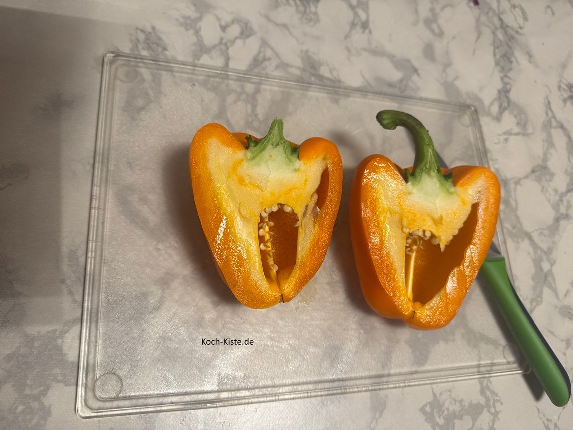 lege die Papirka auf das Schneidebrett und halbiere sie