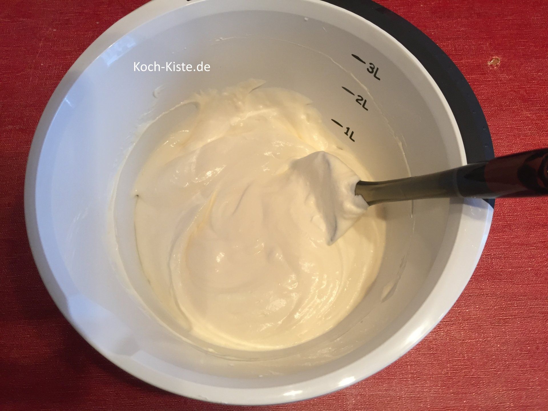 die Sahne unter die Ei-Quarkmasse heben