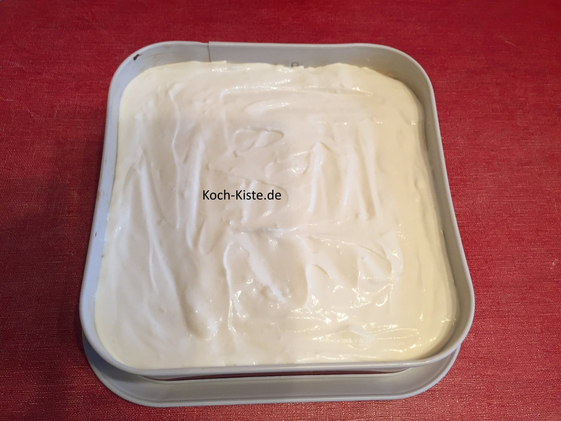 die Belagcreme gleichmäßig auf den Kirschboden geben