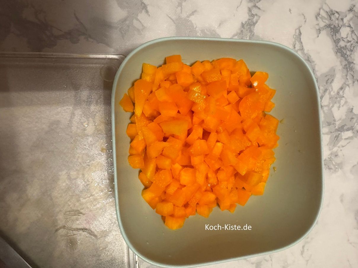 gebe die Paprikastücke in eine kleine Stücke