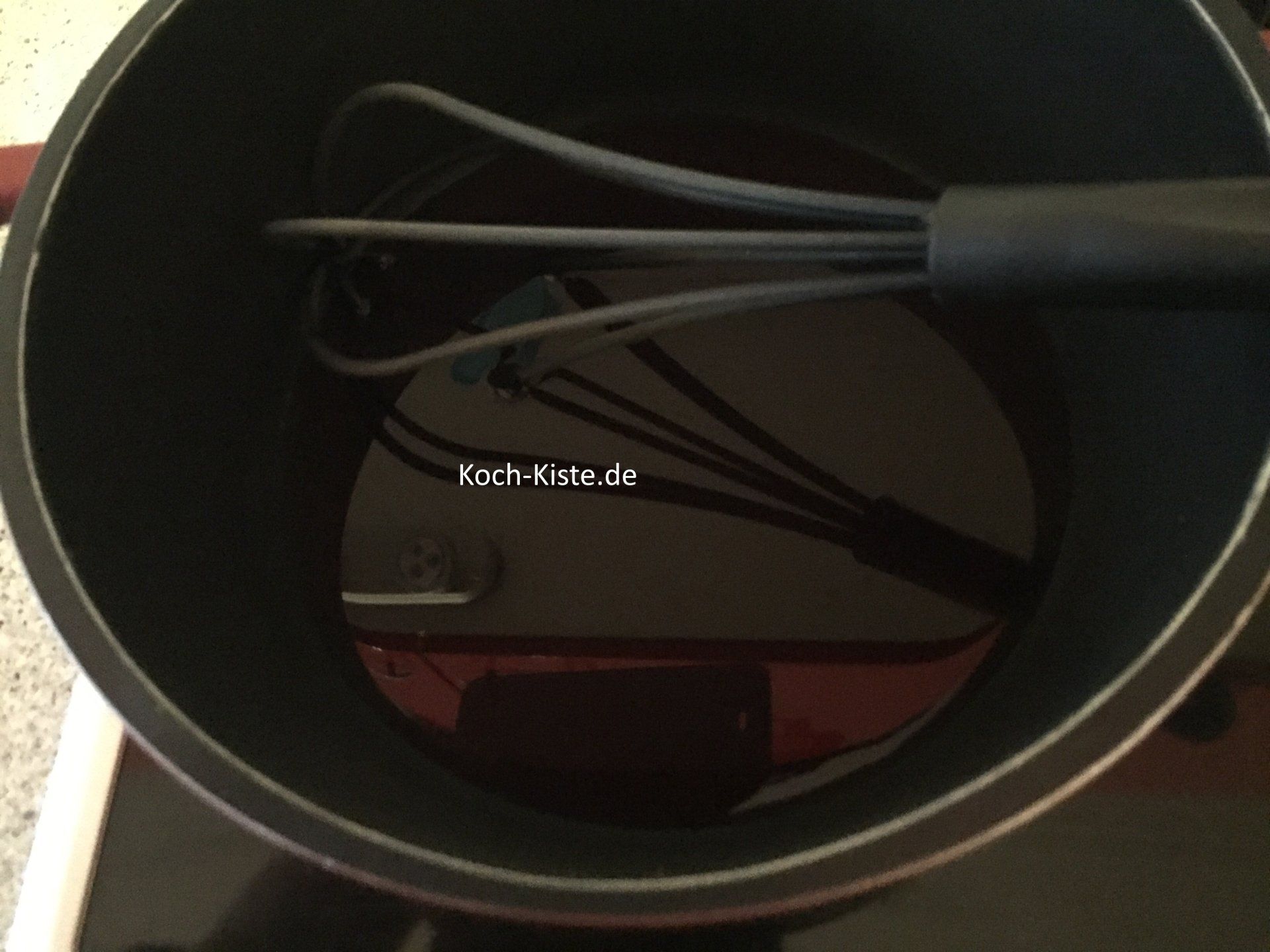 Kirschsaft zum köcheln bringen, angerührte Speisestärke einrühren und dadurch andicken.