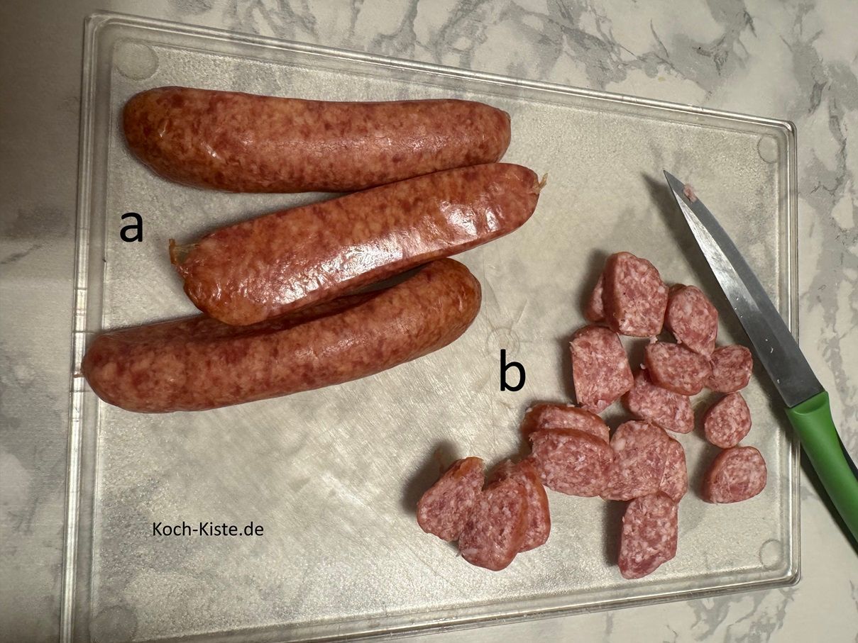 lege 4 Mettenden auf das Schneidebrett und schneide sie in Scheiben. Gebe die Mettendenscheiben in die vorgesehene Schüssel