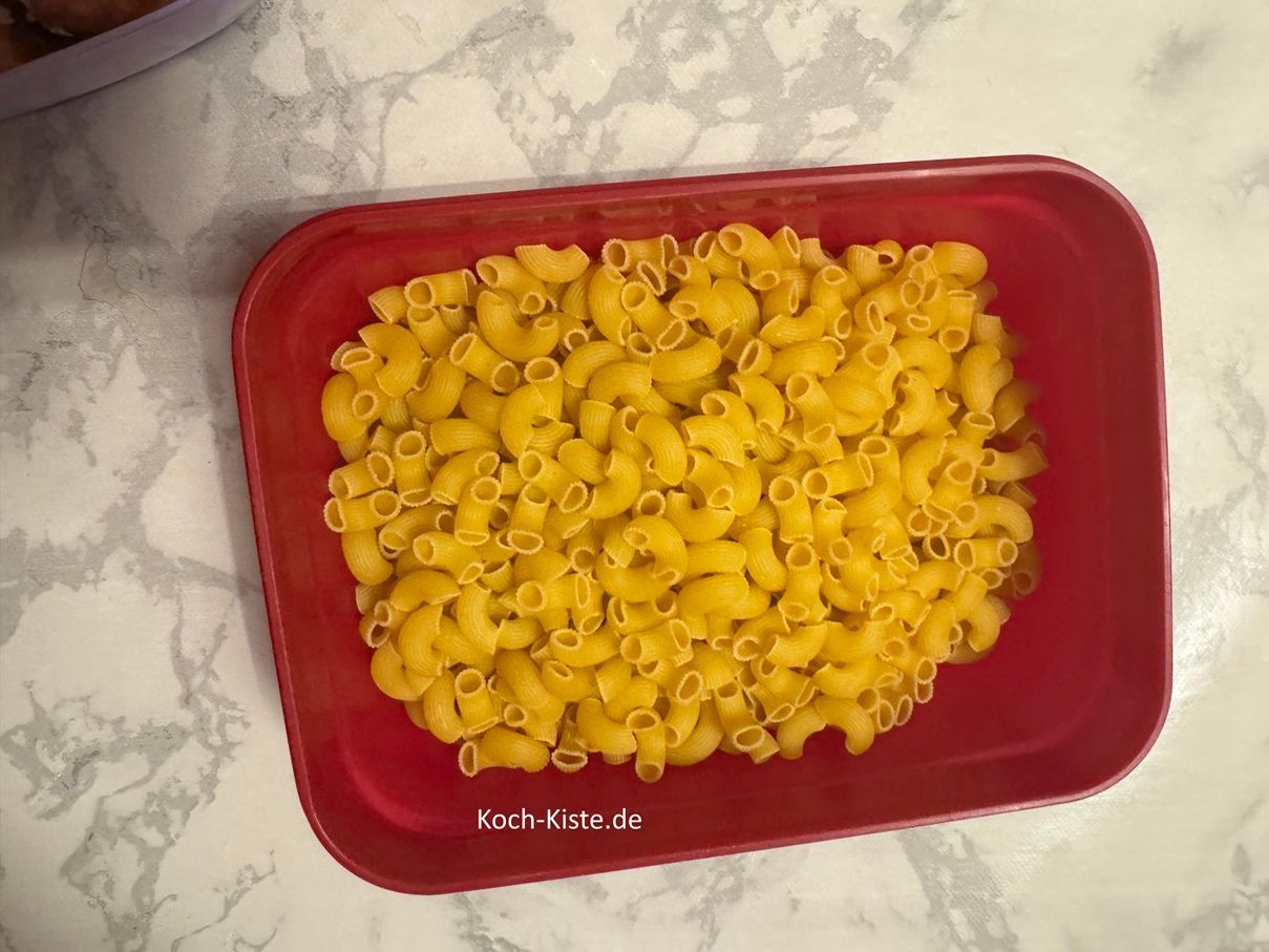 stelle eine kleine Schüssel auf die Küchenwaage - auf 0 und wiege 300 g kleine Nudeln ab