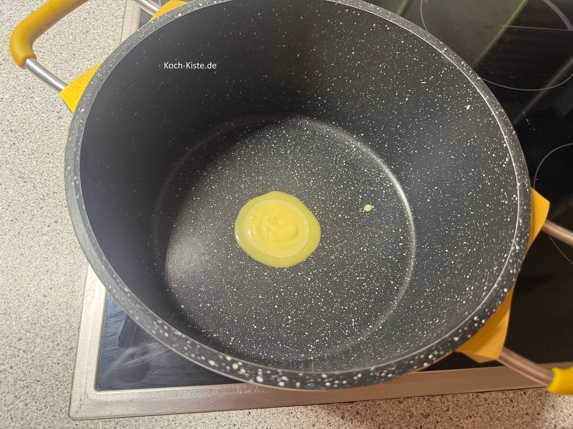 gebe 1 Teelöffel Pflanzencreme in den Kochtopf und lasse sie schmelzen
