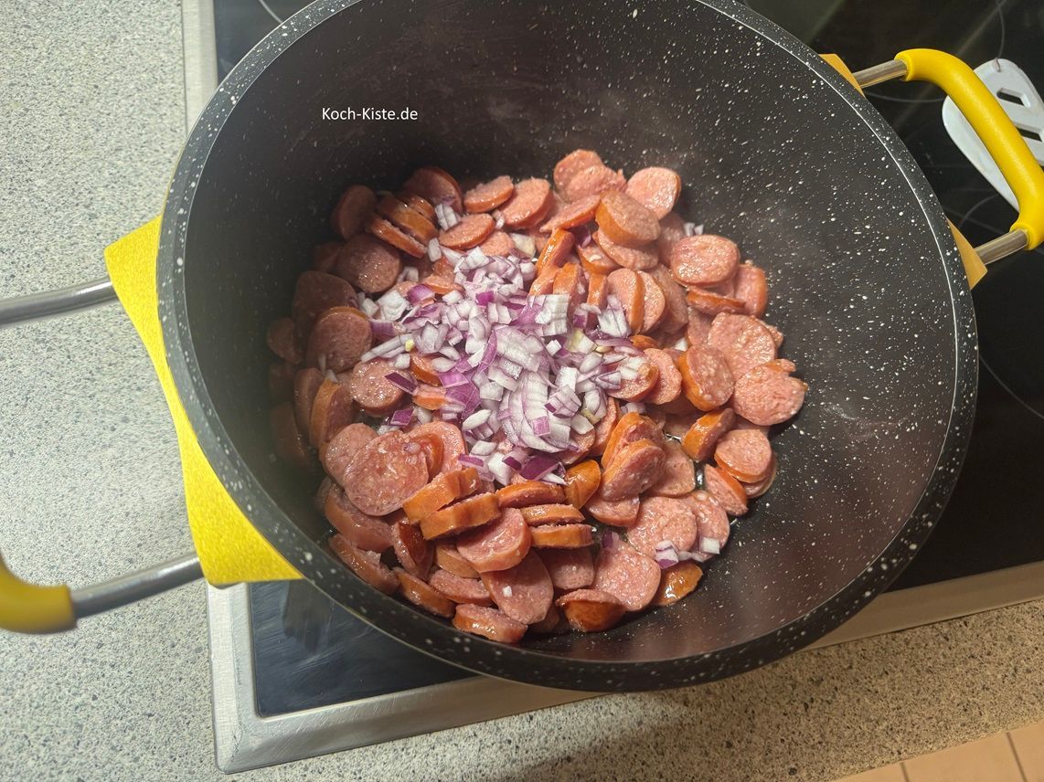 jetzt kommen die Zwiebel- und Knobistücke hinzu