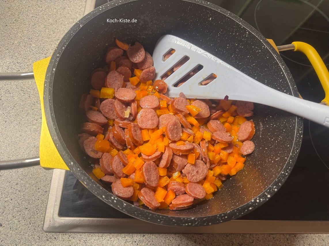 und verteile sie mit dem Pfannenwender gleichmäßig im Topf