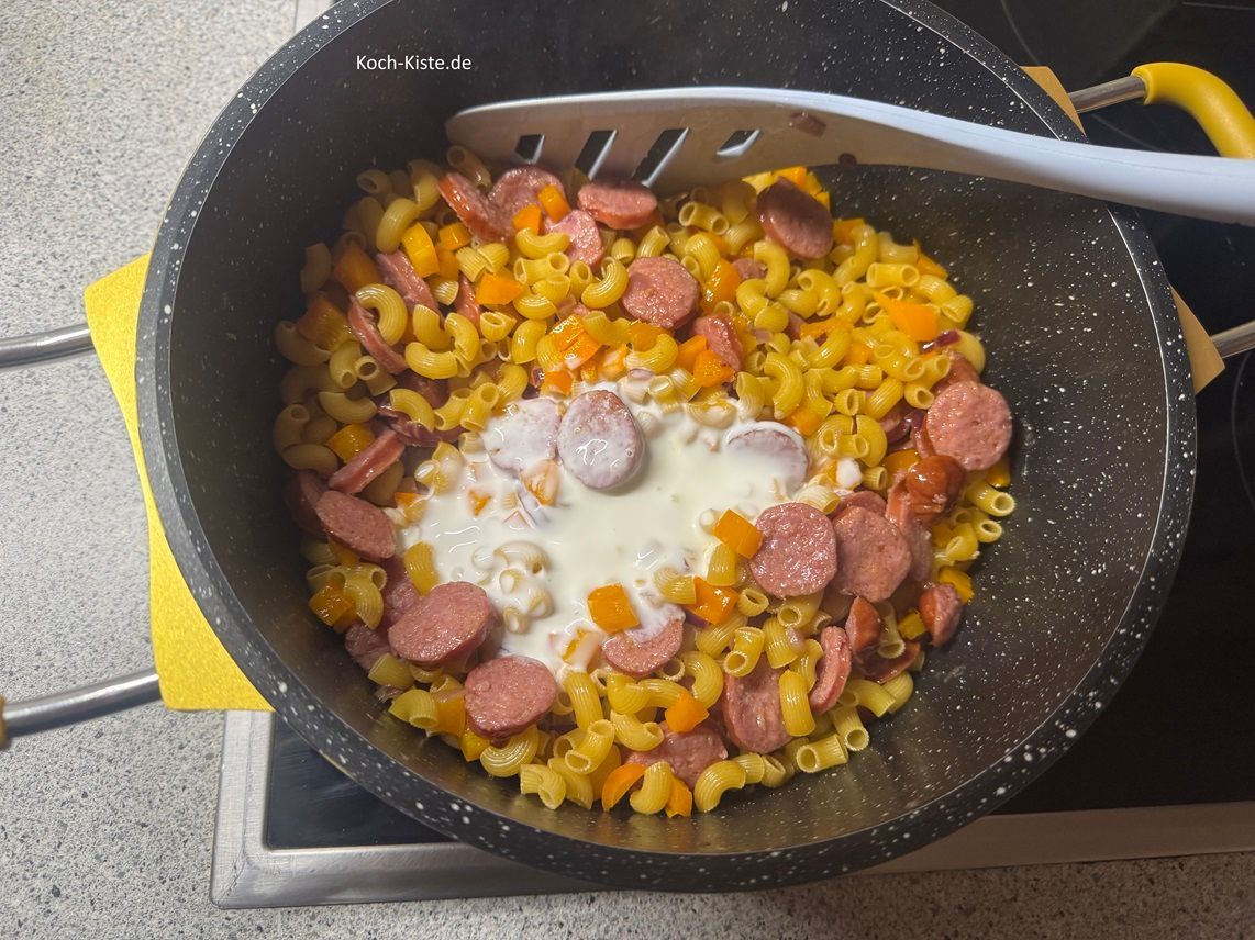 Nun kommen die Flüssigkeiten. Beginne damit 250 ml Cremefine in den Topf zu gießen