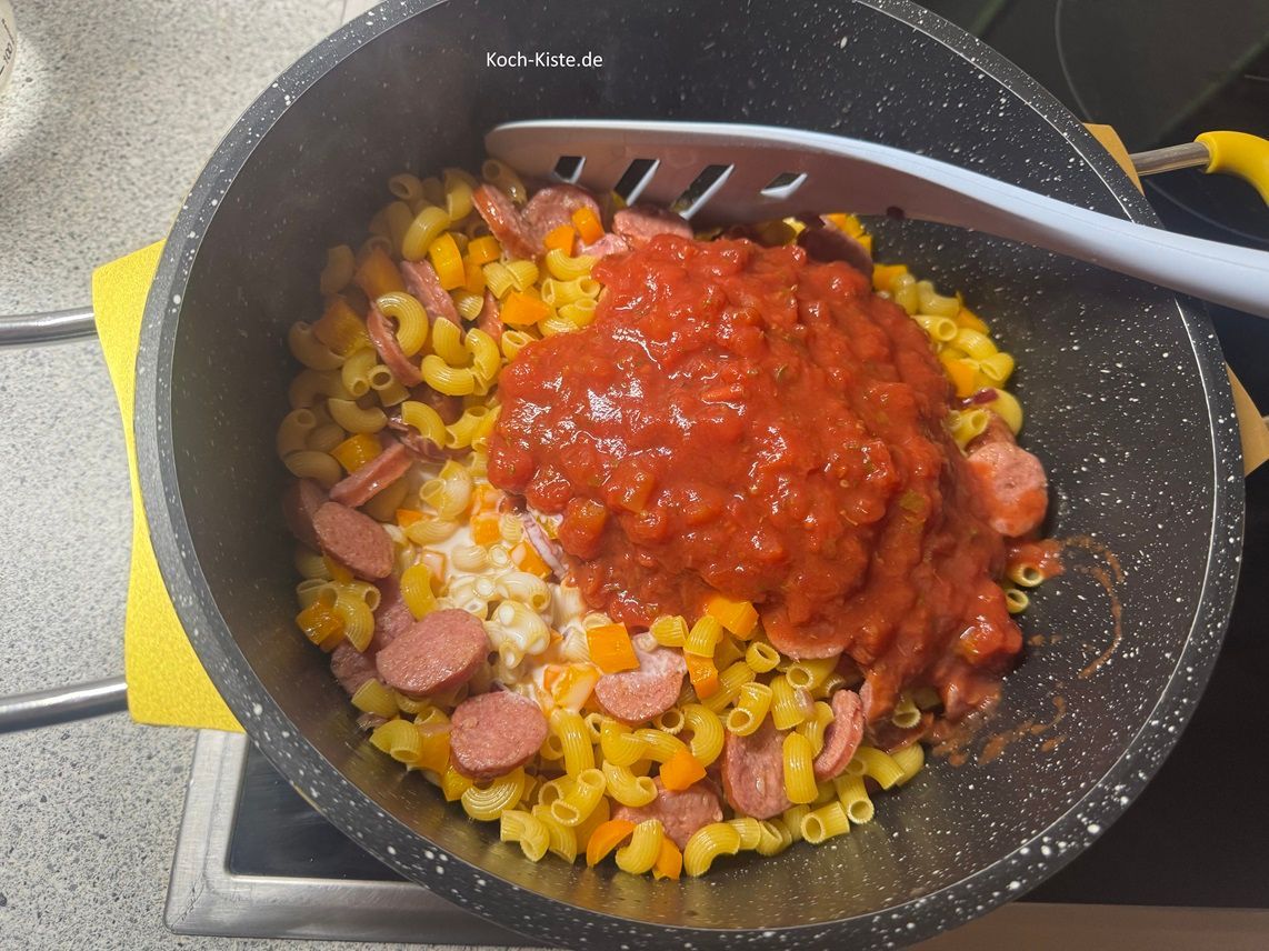 dann die gestückelten Tomaten hinzu geben