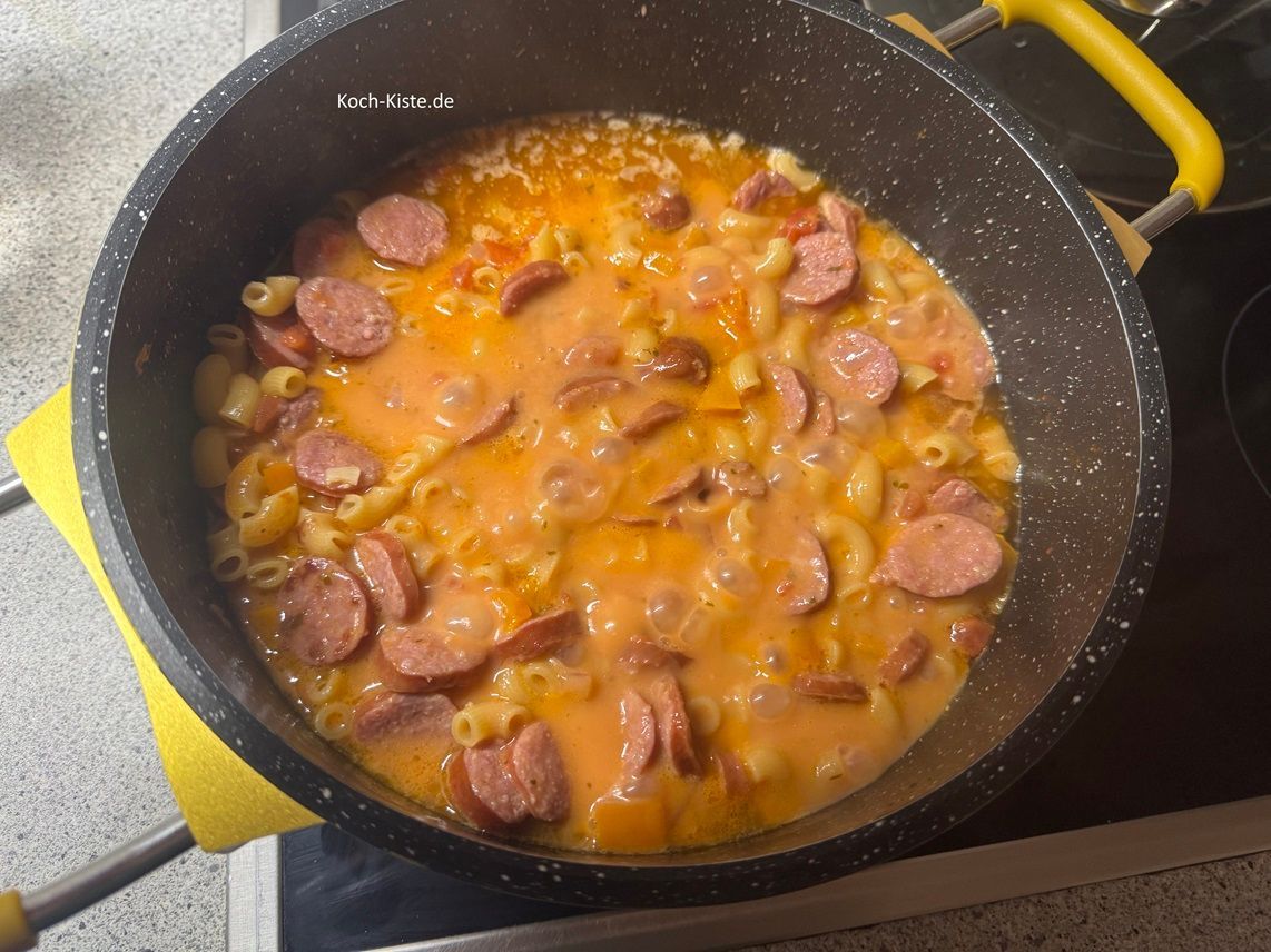 bringe alles zum Kochen, reduziere die Temperatur und lasse alles ca. 8 Minuten köcheln