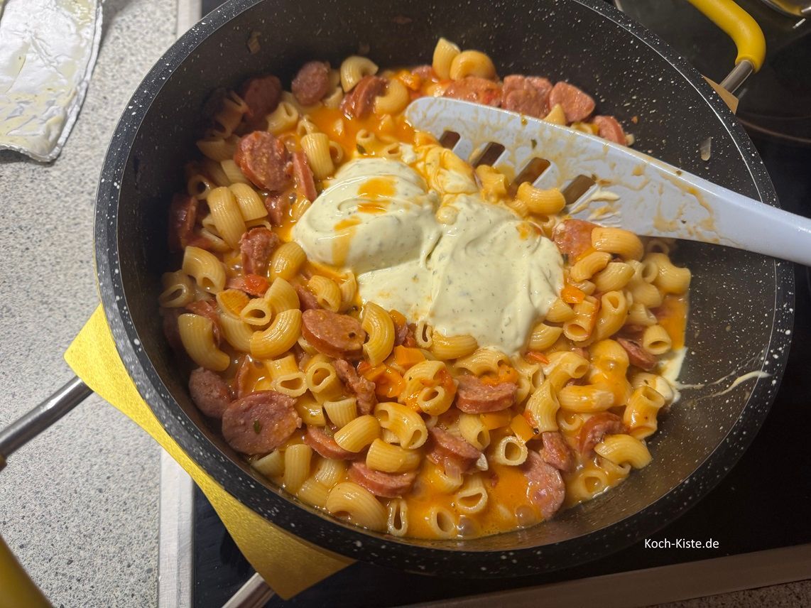 Als nächstes darf der Schmelzkäse mit in den Topf