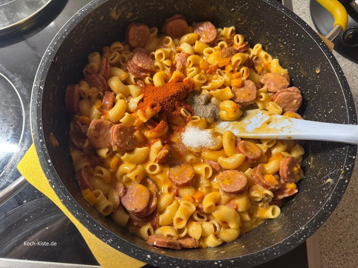 Nun noch die Gewürze dazu geben , gut unterrühren . Zum Schluss mache eine Geschmacksprobe - fertig