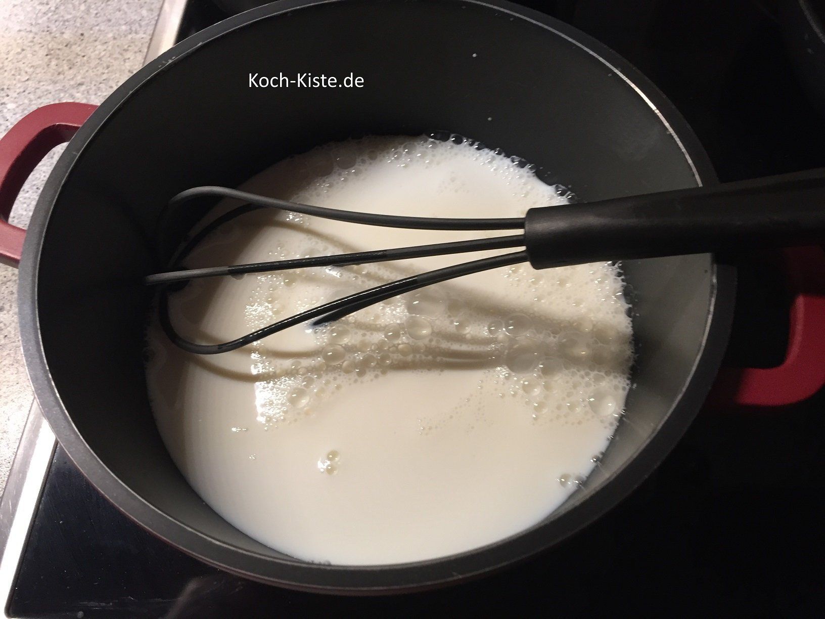 500 Milliliter Milch erhitzen und 1/2 Teelöffel Zimt einrühren