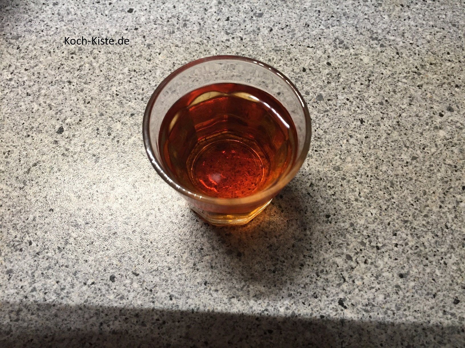 1 Schnapsglas Amaretto abmessen