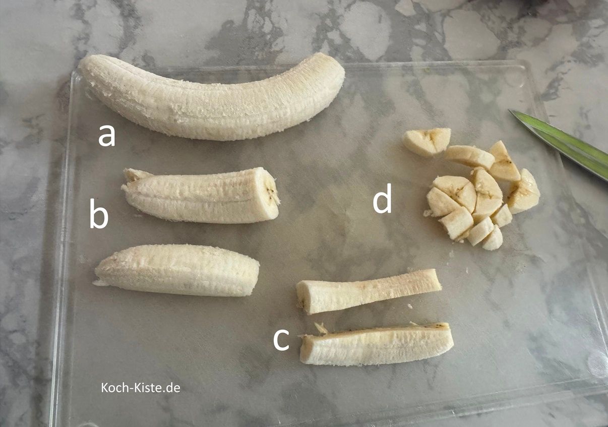 wenn Du bei der Banane die Schale entfernt hast lege sie auf das Schneidebrett (a), halbiere sie waagerecht (b), schneide dann noch mal jede Bananenhälfte waagerecht durch (c) und dann in kleine Stücke (d)