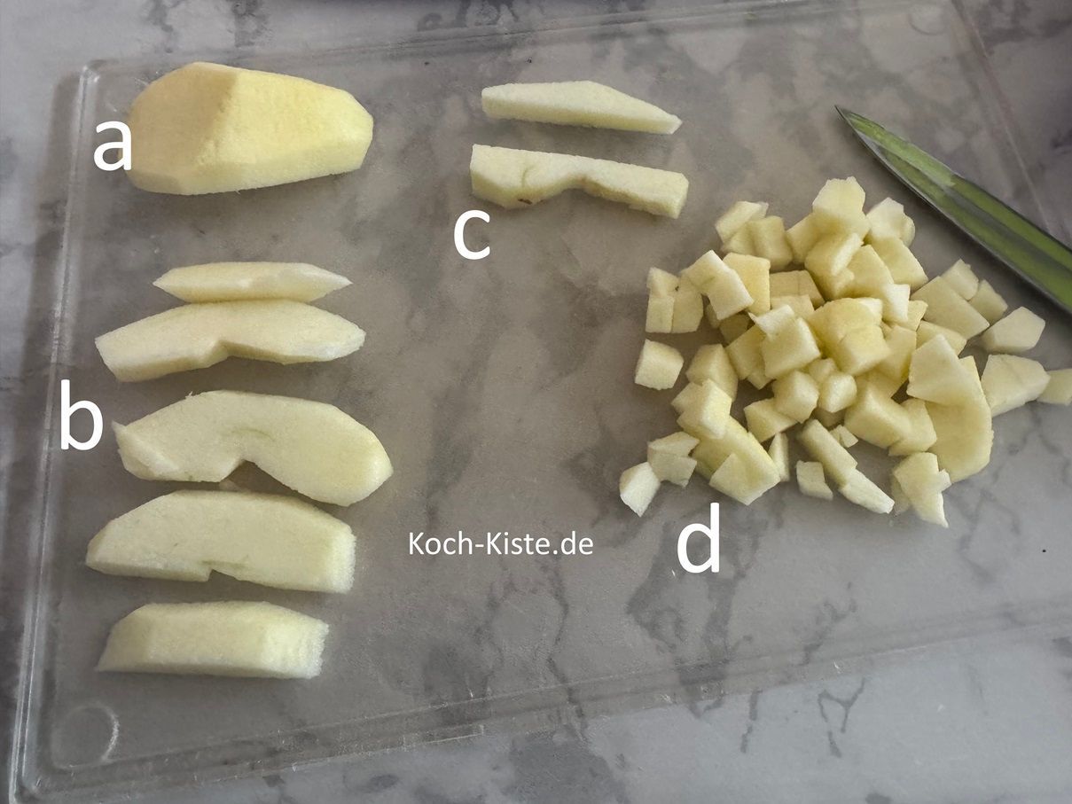 danach legst Du 1 Apfelviertel auf das Schneidebrett (a), schneidest es in dünne Scheiben ( b), dann die Scheiben noch mal halbieren (c) und zum Schluss in kleine Stücke