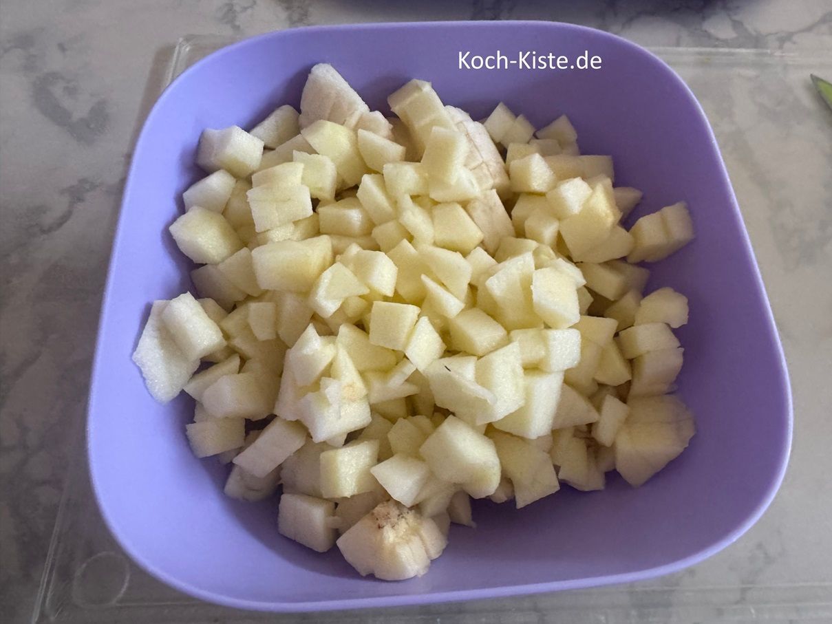 gebe die Apfelstücke zu den Bananenstücken